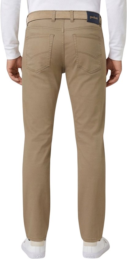 Achterkant van een man in camelbruine Gardeur jeans.
