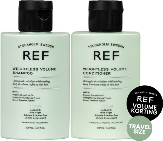 Twee lichtgroene flessen van REF, één shampoo en één conditioner, met zwarte doppen en tekst. Een ronde sticker 'REF VOLUME KORTING' en 'TRAVEL SIZE' is zichtbaar.