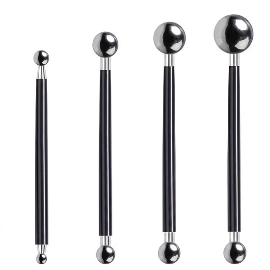 Vier metalen boetseergereedschappen met zwarte handvatten en zilverkleurige bollen van verschillende groottes.