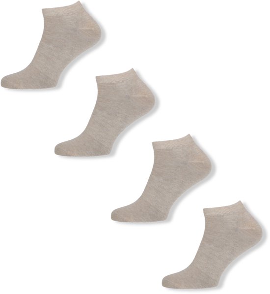 Vier beige enkelsokken van Basset in een trapvormige opstelling op een witte achtergrond.