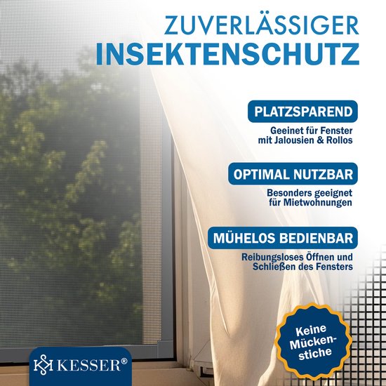 Een gesloten raam met vliegengaas, een gordijn hangt ervoor. Tekst 'Geen muggensteken'.