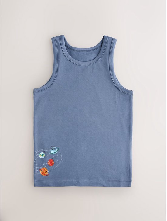 Blauw hemdje met een print van het zonnestelsel op de onderkant.