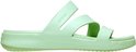 Mintgroene Crocs teenslipper met drie dunne bandjes, zij-aanzicht.
