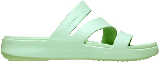 Mintgroene Crocs teenslipper met drie dunne bandjes, zij-aanzicht.