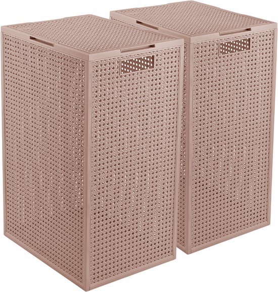 Twee identieke warm taupe Curver Kaya wasmanden met deksels, tegen een zwarte achtergrond.