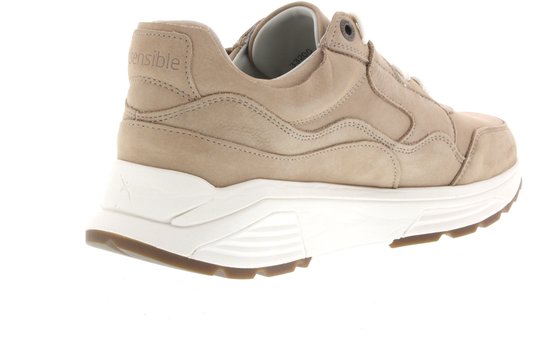 Achterkant van een taupe suède veterboot met witte zool en bruine loopzool. Logo op de zijkant en de zool.