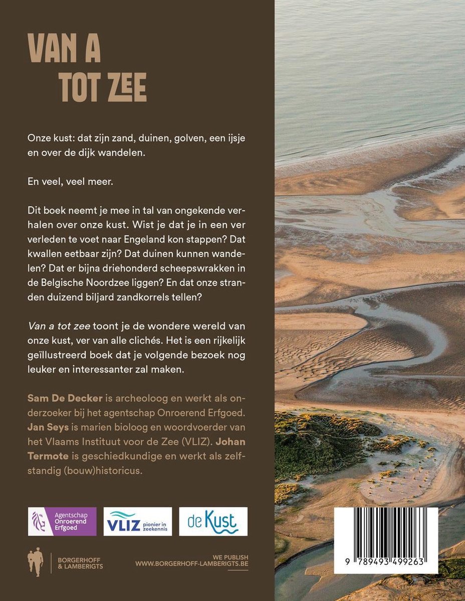 Boekomslag met titel "Van a tot zee". Toont een kustlandschap met zand, duinen en water. Achteraan informatie over het boek en de auteurs.