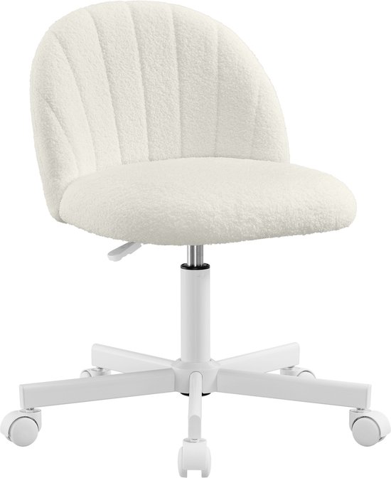 Crèmekleurige bureaustoel van fleece met gebogen rugleuning, op een witte basis met wieltjes, geïsoleerd op een witte achtergrond.