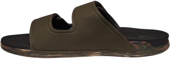 Zij-aanzicht van een donkergroene slipper met camouflage zool.