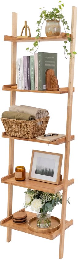 Houten ladderrek met boeken, planten, mand en decoraties.