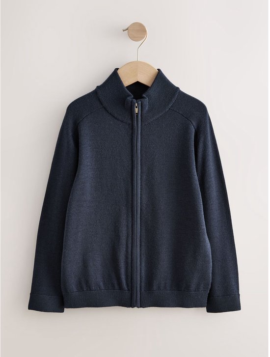 Marineblauw gebreid vest met ritssluiting, voorkant, op een kleerhanger.