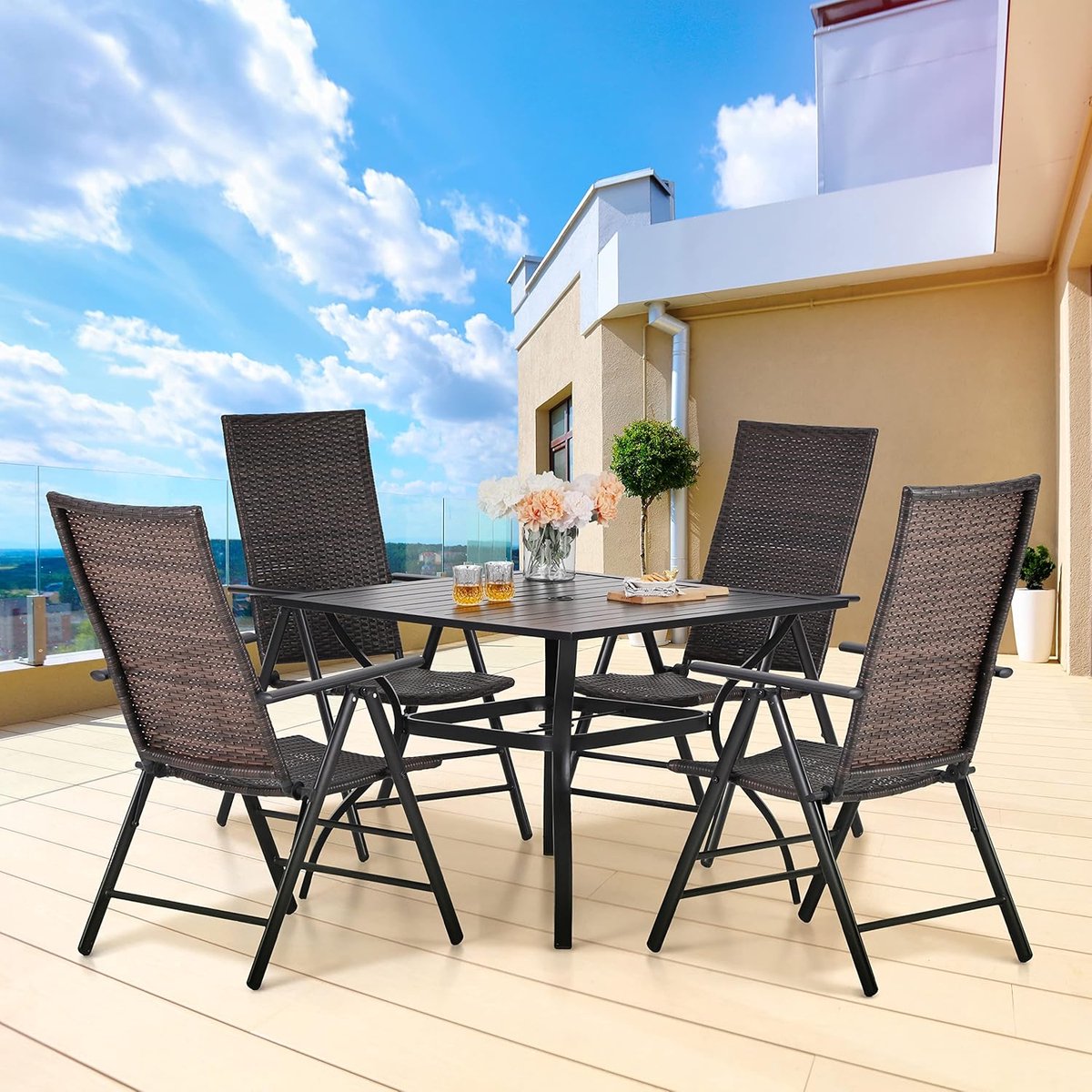 Tuinset 94x94x75 cm – Vierkante Polyrotan Tafel met 4 Klapstoelen & Parasolgat 4 cm – Weerbestendige Balkon & Terrasset – Urbanhome