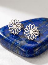Lundholm Aya Bloem Oorbellen Dames Zilver Kleurig - Oorknopjes met Bloem 1,2 cm - Bloemen Oorbellen - Premium Stainless Steel Jewellery - Hypoallergene Sieraden - Cadeaus voor Vrouwen - Sinterklaas en Kerst Cadeautjes - my Lundholm