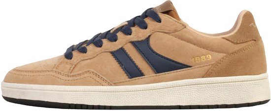Bruine suède Teddy Smith sneaker met donkerblauwe strepen, witte zool en '1989' opdruk.