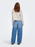 Model draagt de jas van achteren, met losse jeans.