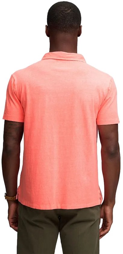 Man met de rug naar de camera, oranje polo met korte mouwen.