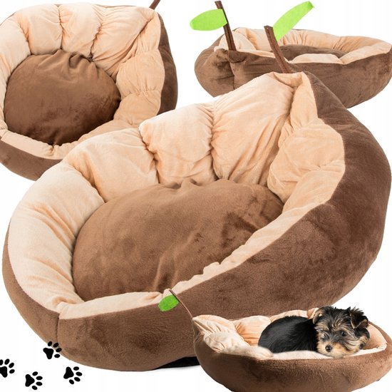 Collage de lits pour animaux de compagnie en peluche marron avec doublure beige, dont un avec un drapeau vert et un avec un chiot.