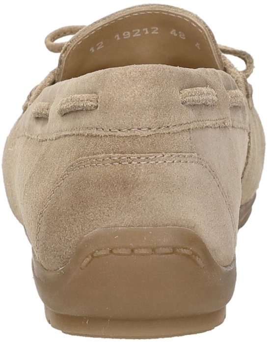 Achterkant beige suède mocassin, met focus op de kraag.