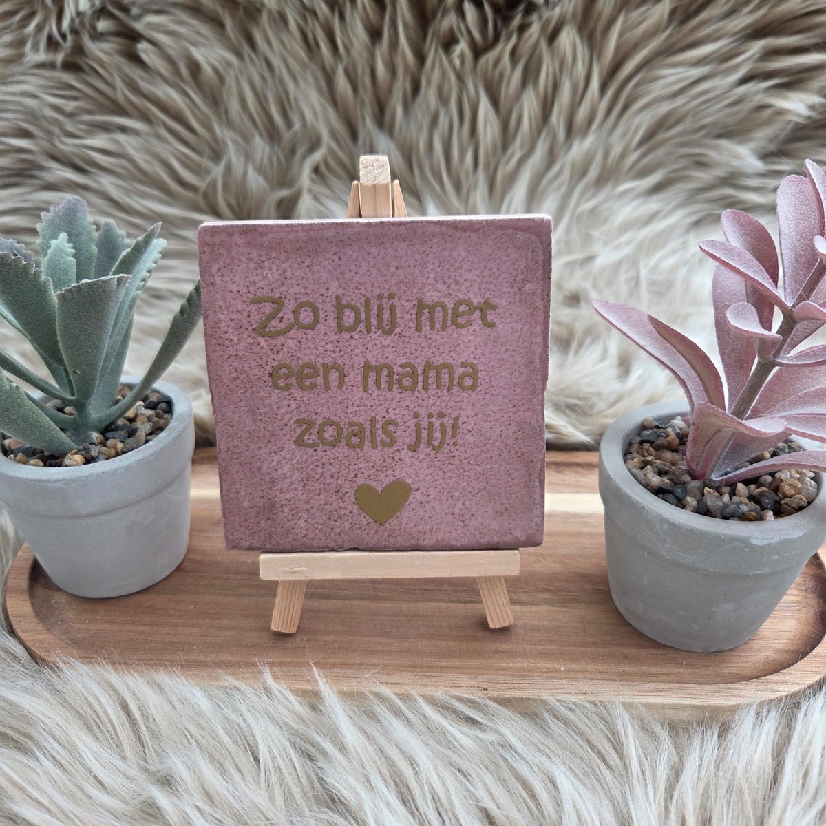 Robuust wenstegeltje – Zo Blij met een Mama zoals Jij – 10x10 cm – Lief Cadeau voor Moederdag, Mama's Verjaardag of Zomaar voor Mama – Wanddecoratie – Trendy nu – Decoratief Tegeltje met Standaard – Cadeau Idee