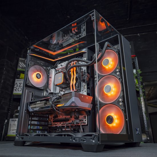 Volledig zichtbare gaming pc met glazen zijkant. Oranje verlichting in de ventilatoren en aan de bovenkant.