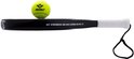 Padelracket met zwart frame, witte grip en een groene padelbal met Angelsports logo erop.
