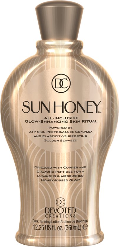 Flacon de lotion autobronzante Sun Honey à la texture dorée, 'Sun Honey All-Inclusive Glow-Enhancing Skin Ritual'.