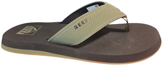 Olijfgroene Reef slipper met perforaties en Reef-logo op de band. Donkerbruine zool.