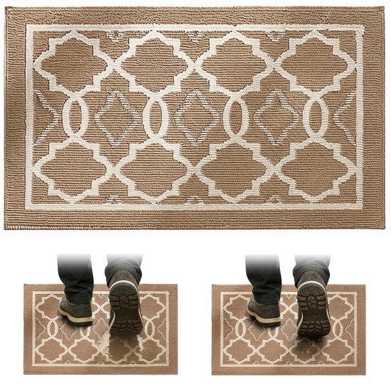 Bovenaanzicht van een beige deurmat met wit geometrisch patroon. Hieronder twee afbeeldingen van voeten op de mat.