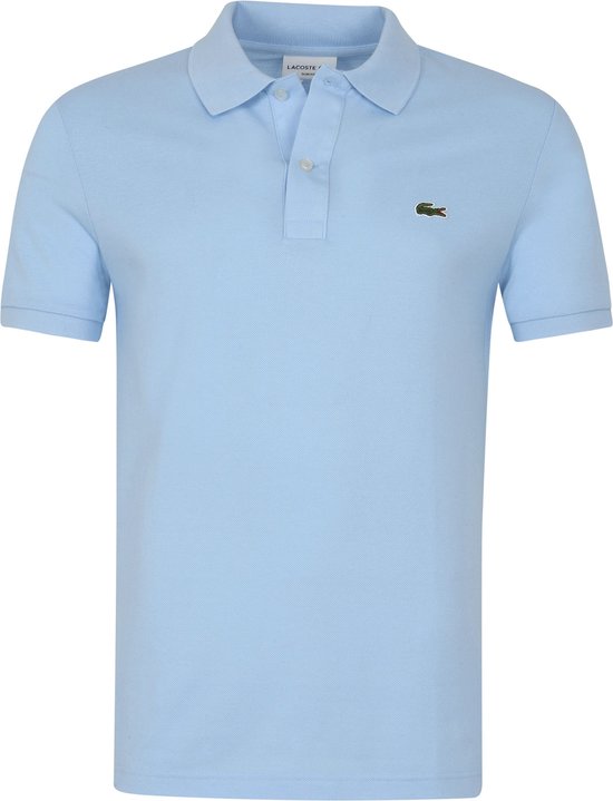 Lichtblauw poloshirt voor heren, kort model, met knoopsluiting en het groene Lacoste krokodilletje.