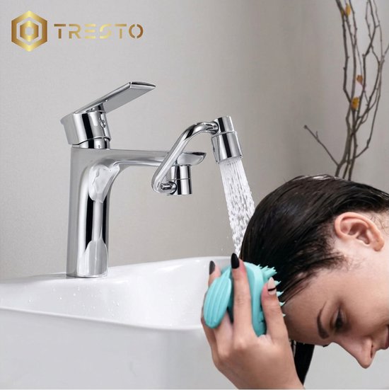 Vrouwen wassen hun haar onder een chromen kraan met een flexibel opzetstuk dat zacht water sproeit. Tresto logo.