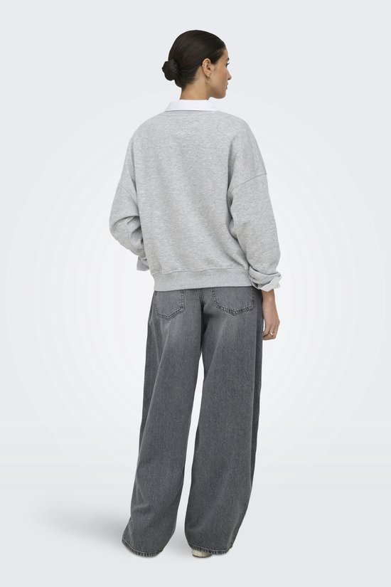 Model van achteren gezien, draagt grijze sweater en wijde jeans.