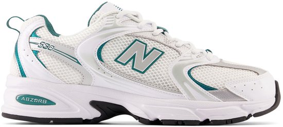 Sneaker New Balance 530 blanche avec des accents argentés et sarcelle. Le logo est bien visible.