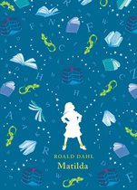 Boekomslag van Roald Dahls Matilda met een witte silhouet van een meisje, blauwe taarten, groene salamanders en open boeken op een donkerblauwe achtergrond met letters en sterren.