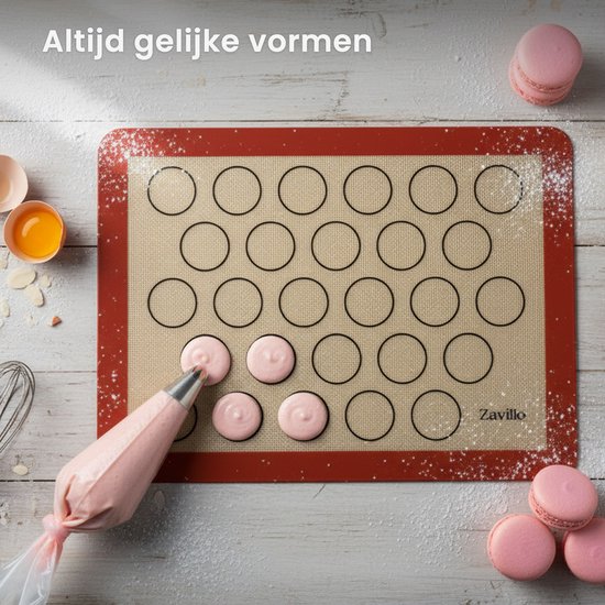Een Zavillo bakmat met cirkels voor macarons, met roze macarons en een spuitzak.