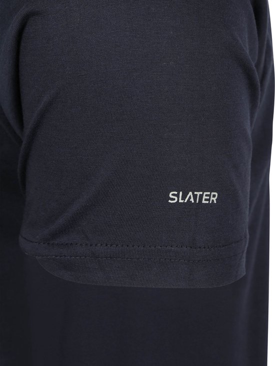 Detail van de mouw van een donkerblauw T-shirt met het Slater logo.