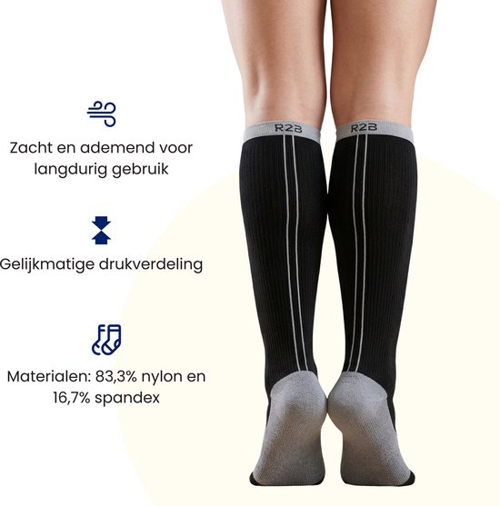 Vrouw met zwarte compressiekousen met grijze en witte strepen. Materiaal: 83,3% nylon en 16,7% spandex.