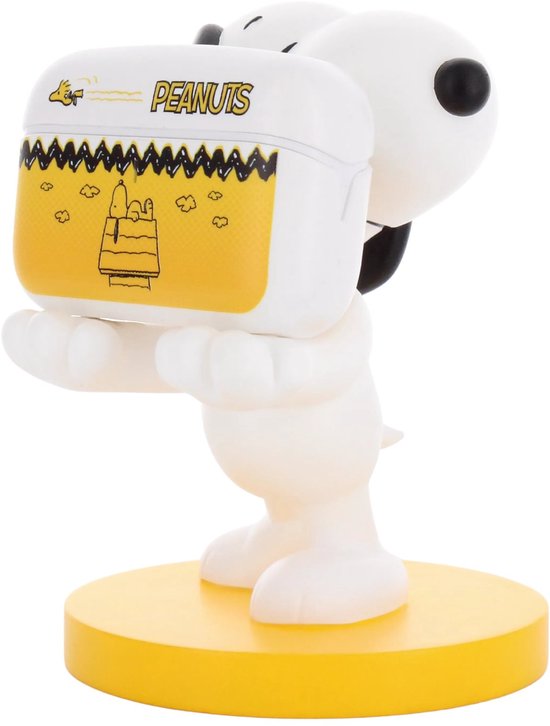 Witte Snoopy-standaard die een geel en wit Peanuts oplaadcase omhoog houdt.