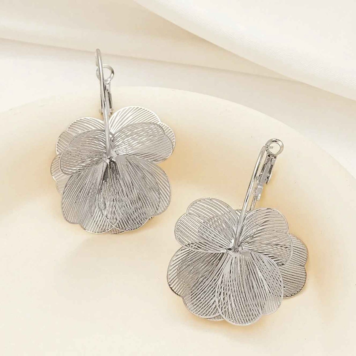 Oorringen met bloem - Dames oorringen - Oorbel met hanger - Zilverkleur
