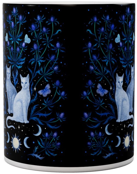 Zwarte mok met een patroon van twee witte katten, blauwe distels, vlinders en maan- en zonnesymbolen.