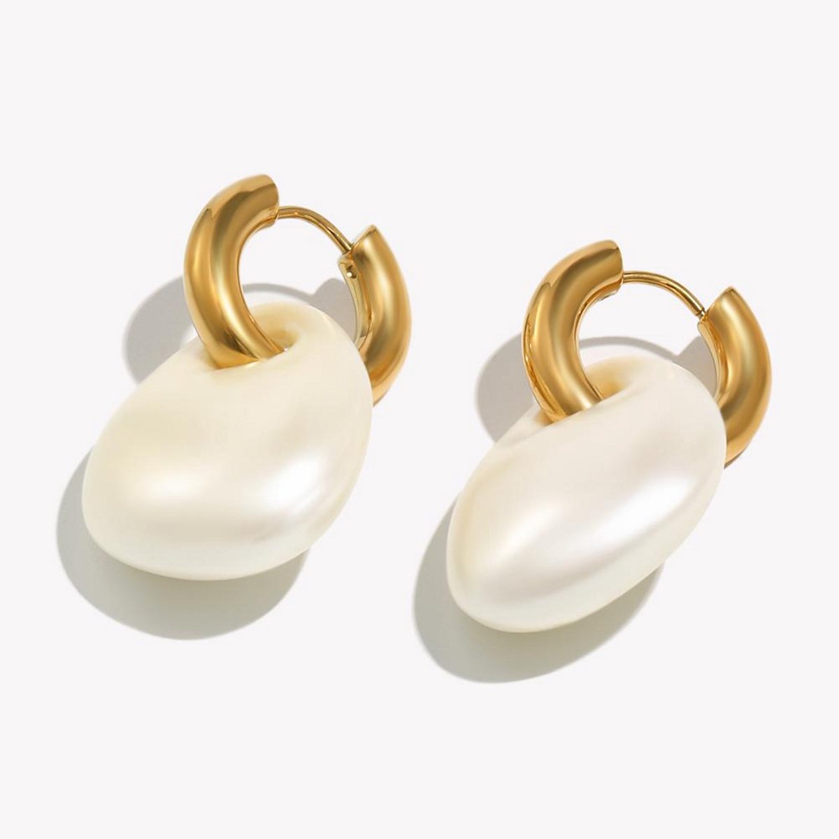 Cristaé Vergulde Oorbellen Dames – Statement Hoop Oorbellen met Imitatie Parel Druppel – RVS Stainless Steel – Luxe Gouden Oorringen