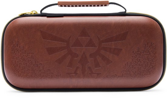 Gesloten bruine Nintendo Switch-hoes met bruine handgreep en gouden ritssluiting. Het deksel heeft een reliëf van het Zelda Hyrule Crest.
