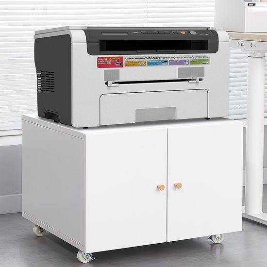 Witte opbergkast op wieltjes met gesloten deuren, met een printer erop.