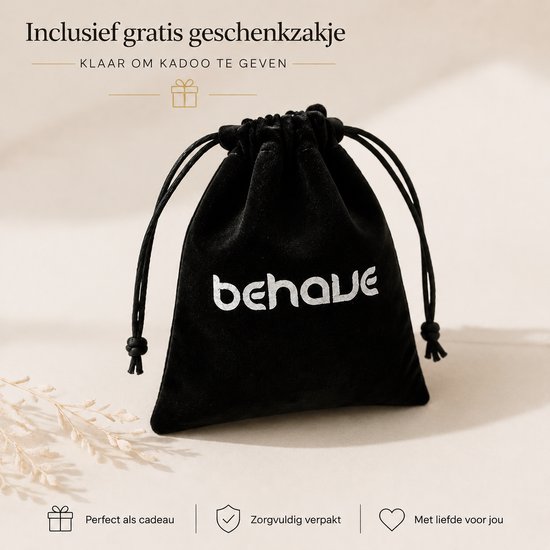 Zwarte fluwelen geschenkzak met het logo 'behave' in witte letters. Inclusief gratis geschenkzakje, klaar om te geven.