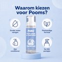 Fles Pooms foam cleaner & conditioner op een sokkel, met iconen die reinigen zonder water, plantaardige formule, conditioner en 250 pompjes weergeven.