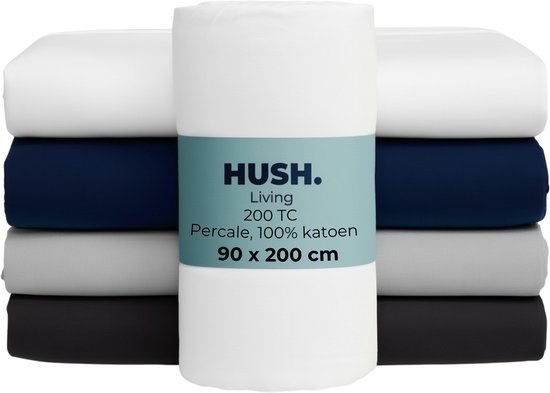 Gestapeld hoeslakens in wit, donkerblauw, grijs en zwart, met op de witte rol een label van HUSH. Living, percale katoen, 200 TC, 90x200cm.
