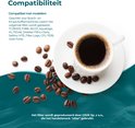Witte kop koffie met witte schotel, omringd door koffiebonen. Tekst over compatibiliteit.