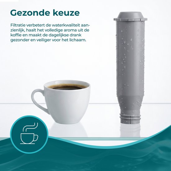 Grijs koffiefilter naast een witte kop koffie met rookpluimen.