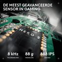 Close-up van een gamingmuis met de tekst 'De meest geavanceerde sensor in gaming', '8 kHz pollingsnelheid', '88 g versnelling' en '888 IPS snelheid'.