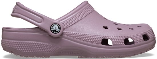Lila Crocs Clogs met kenmerkende ventilatiegaten en draaibare band.