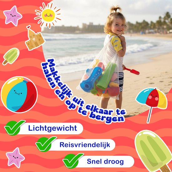 Een vrolijk meisje op het strand met een netzak vol gekleurd waterspeelgoed. De zee en de kust op de achtergrond. Tekst: "Makkelijk halen en opbergen".